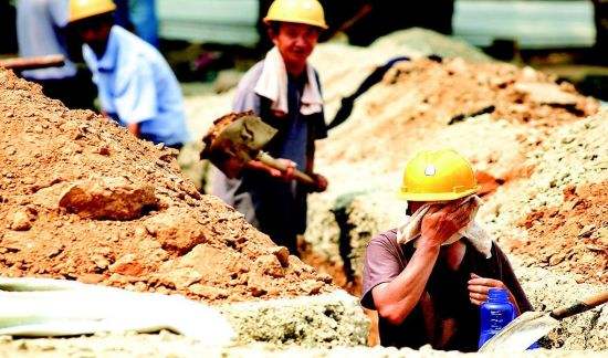 关注，高温下的钢结构施工工人